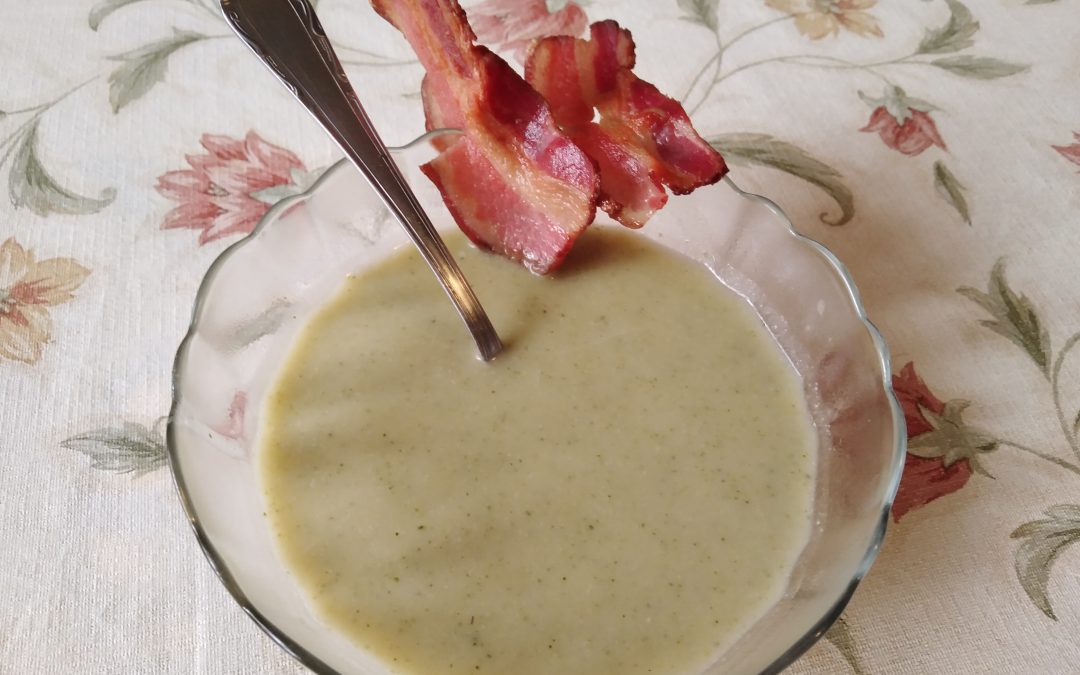 BROKKOLI KRÉMLEVES SZALONNACHIPS-SZEL