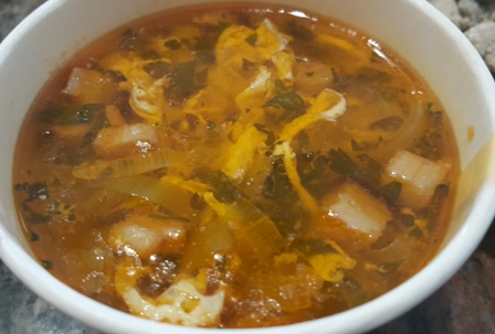 SZALONNÁS PÓRÉHAGYMALEVES CSURGATOTT TOJÁSSAL